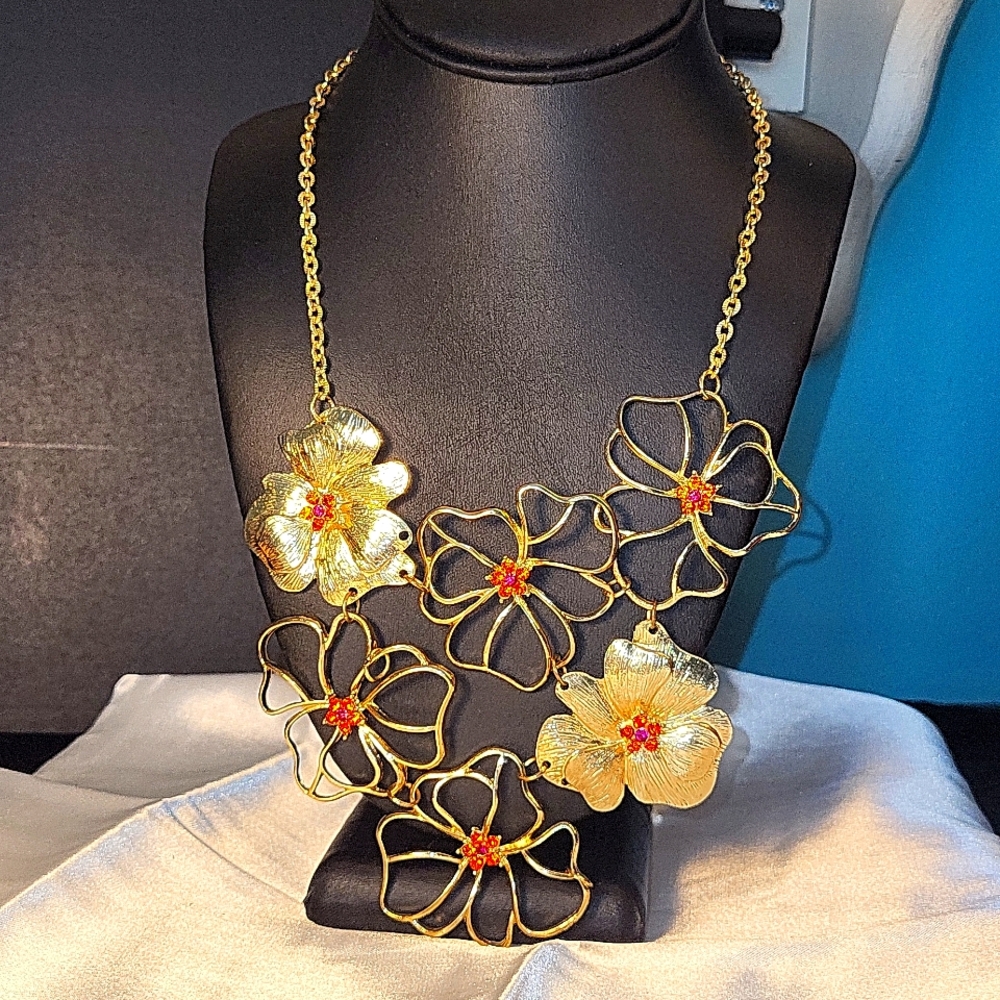219. Goldtone Floral Spring Summer Goldtone Statement Necklace, 16-18"